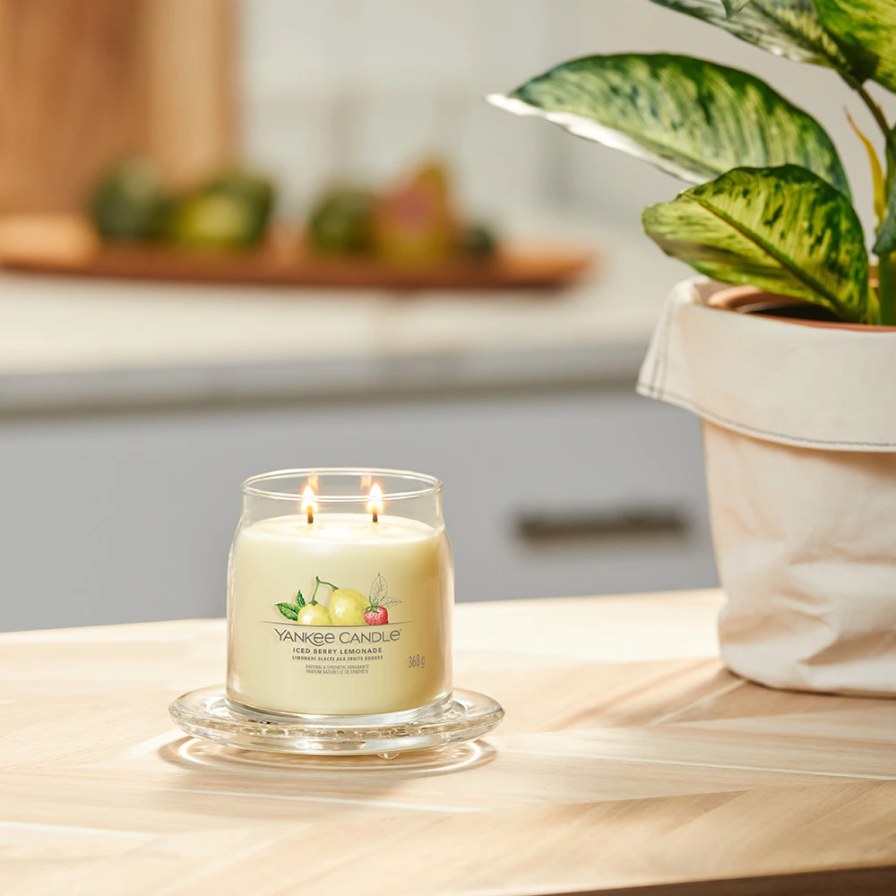 Yankee Candle Signature Candela In Giara Media Iced Berry Lemonade 50 Ore 3 Yankee Candle Signature Candela In Giara Media Iced Berry Lemonade 50 Ore - immagine 3
