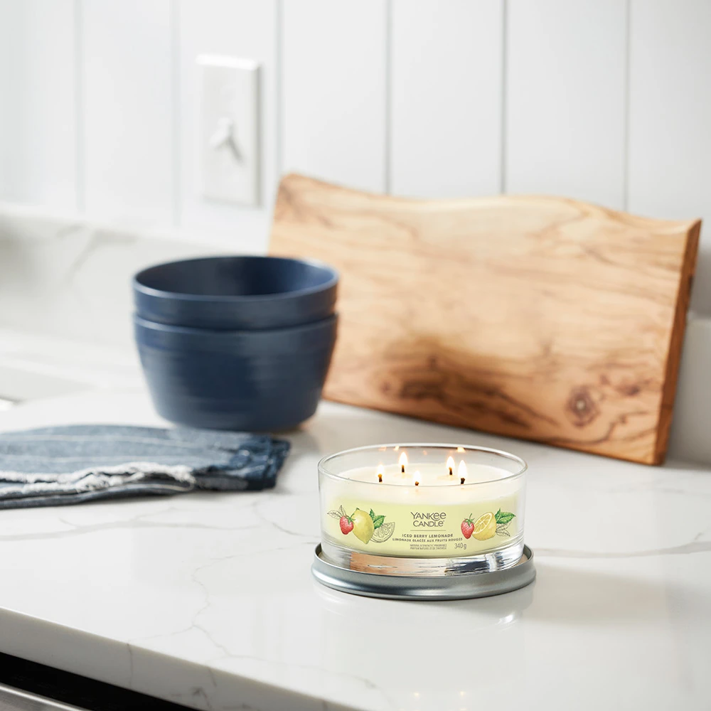 Yankee Candle Signature Candela In Tumbler Multi-Stoppino Iced Berry Lemonade 28 Ore 3 Yankee Candle Signature Candela In Tumbler Multi-Stoppino Iced Berry Lemonade 28 Ore - immagine 3