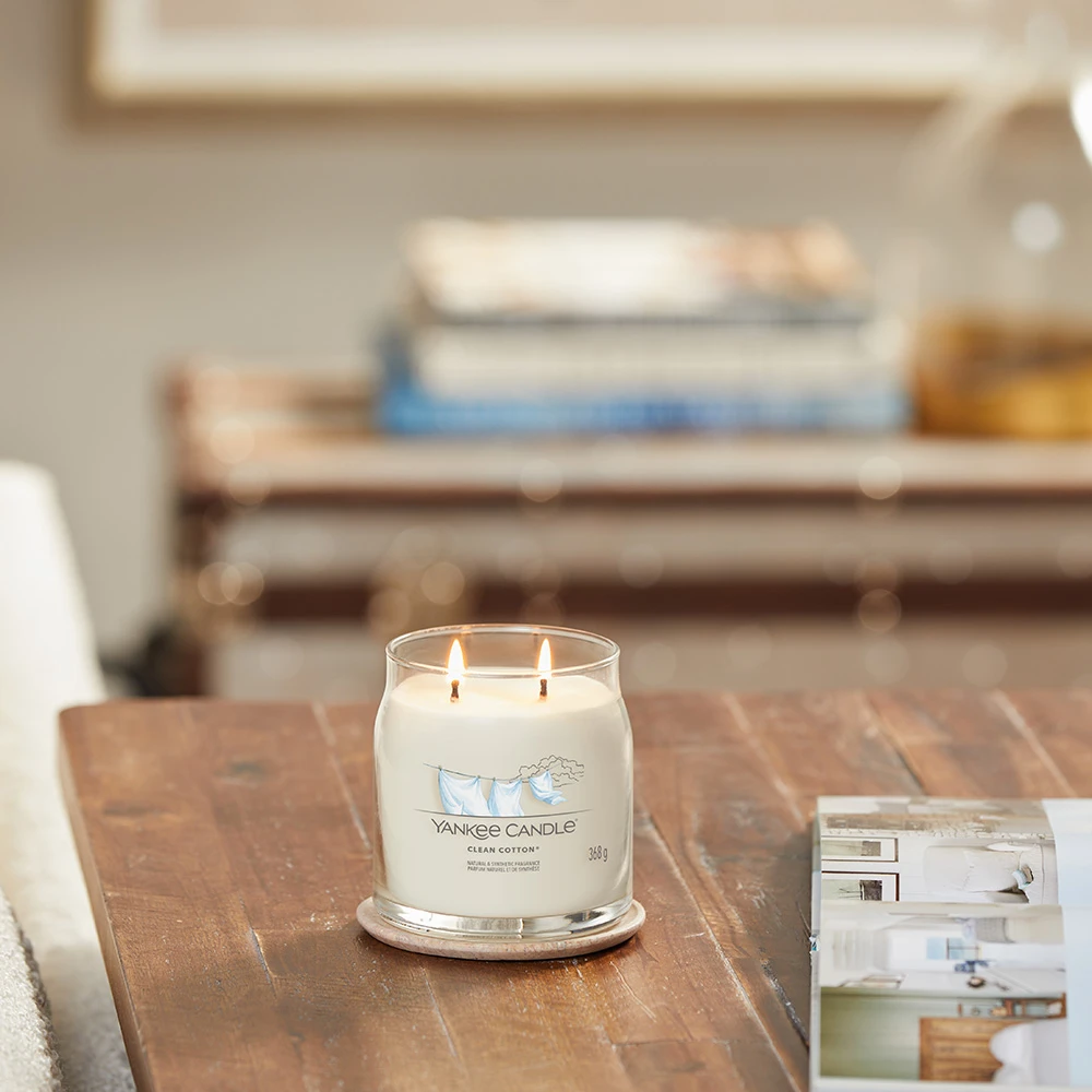 Yankee Candle Signature Candela In Giara Media Clean Cotton 50 Ore 3 Yankee Candle Signature Candela In Giara Media Clean Cotton 50 Ore - immagine 3