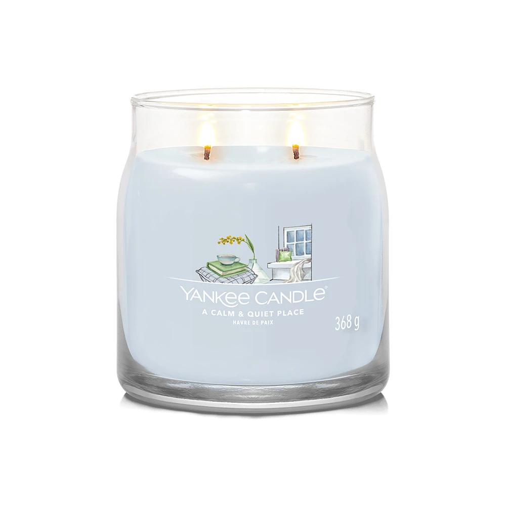 Yankee Candle Signature Candela In Giara Media A Calm And Quiet Place 50 Ore 2 Yankee Candle Signature Candela In Giara Media A Calm And Quiet Place 50 Ore - immagine 2