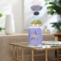 Yankee Candle Signature Candela In Giara Grande Lilac Blossoms 90 Ore -Vendite Yankee Candle 0100355 yankee candle signature candela in giara grande lilac blossoms 90 ore