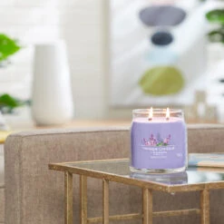 Yankee Candle Signature Candela In Giara Media Lilac Blossoms 50 Ore -Vendite Yankee Candle 0100362 yankee candle signature candela in giara media lilac blossoms 50 ore