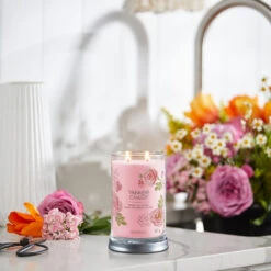 Yankee Candle Signature Candela In Tumbler Grande Fresh Cut Roses 100 Ore -Vendite Yankee Candle 0100379 yankee candle signature candela in tumbler grande fresh cut roses 100 ore