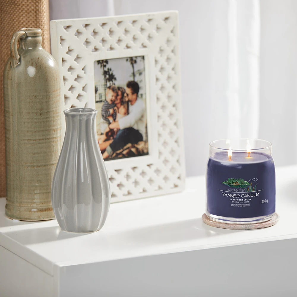 Yankee Candle Signature Candela In Giara Media Lakefront Lodge 50 Ore 3 Yankee Candle Signature Candela In Giara Media Lakefront Lodge 50 Ore - immagine 3