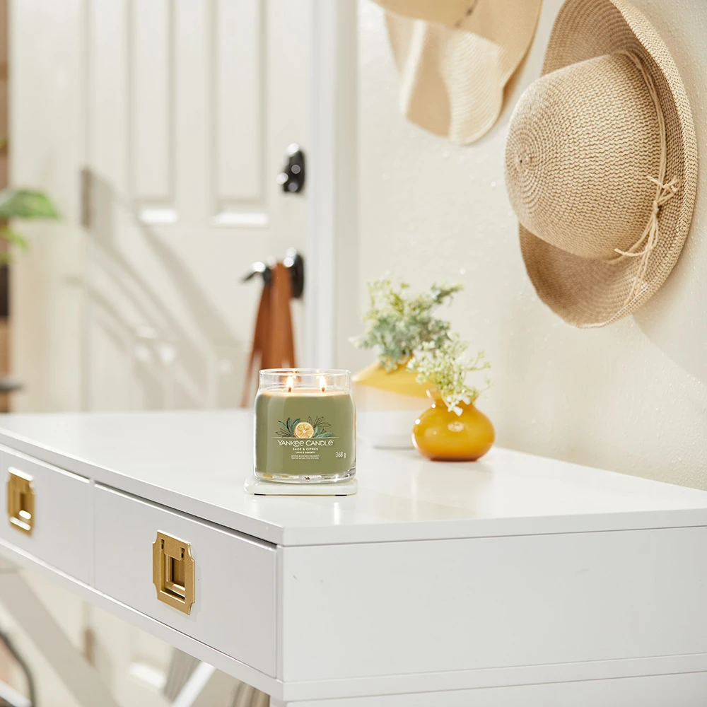 Yankee Candle Signature Candela In Giara Media Sage & Citrus 50 Ore 3 Yankee Candle Signature Candela In Giara Media Sage & Citrus 50 Ore - immagine 3